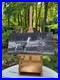 Peinture monochrome sur toile Dame et son lama